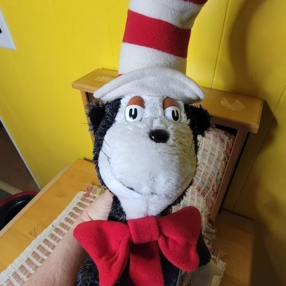 Vintage Doctor Suess Cat in the Hat 1983 with tags. Plush, Coleco Industries. - Picture 5 of 11